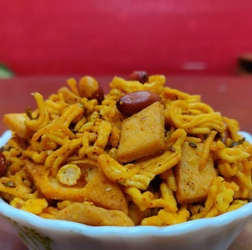 Chana Chur