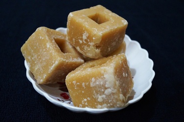 Jaggery Cubes (Light)